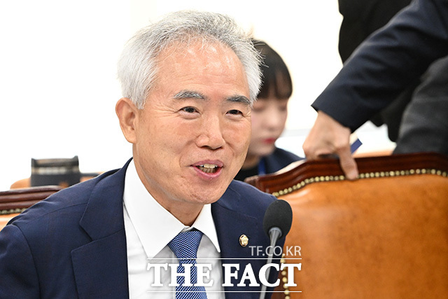 각각 법제사법위원회의 법무부 등에 대한 종합감사 참석한 박균택 의원(왼쪽)과 행정안전위원회의 행정안전부 등에 대한 종합감사 참석한 양부남 의원.