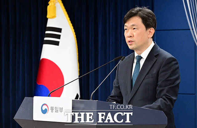 윤민호 통일부 대변인이 26일 오전 서울 종로구 정부서울청사에서 현안 관련 정례브리핑을 하고 있다. /임영무 기자