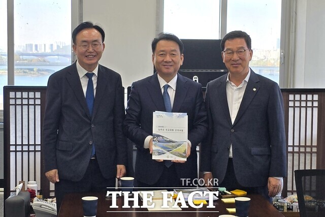 윤병태 나주시장(왼쪽)이 신정훈 민주당 의원(오른쪽)과 이광재 예산결산특별위원장을 만나 내년도 예산 지원을 요청하고 있다. /나주시
