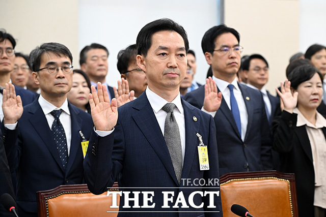 선서하는 김지용 중대범죄수사청장과 참석자들.