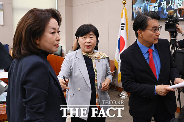 퇴장하는 국민의힘 의원들.