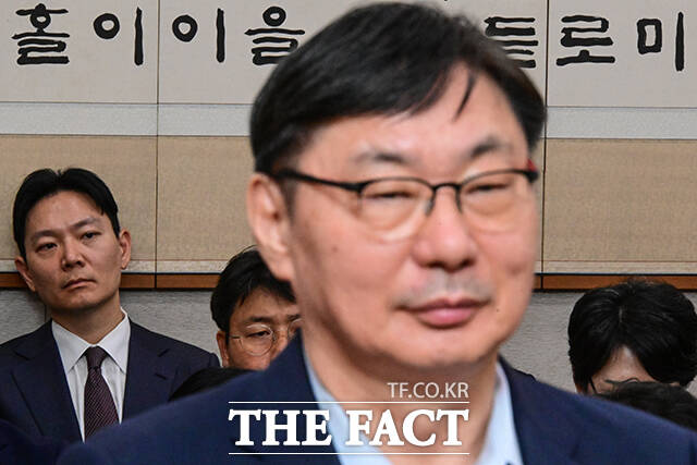 박상용 법무연수원 교수(왼쪽)가 증인 출석해 이화영 전 경기도 평화부지사의 질의 답변을 지켜보고 있다.