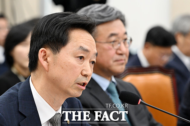 선서하는 김지용 중대범죄수사청장과 참석자들.