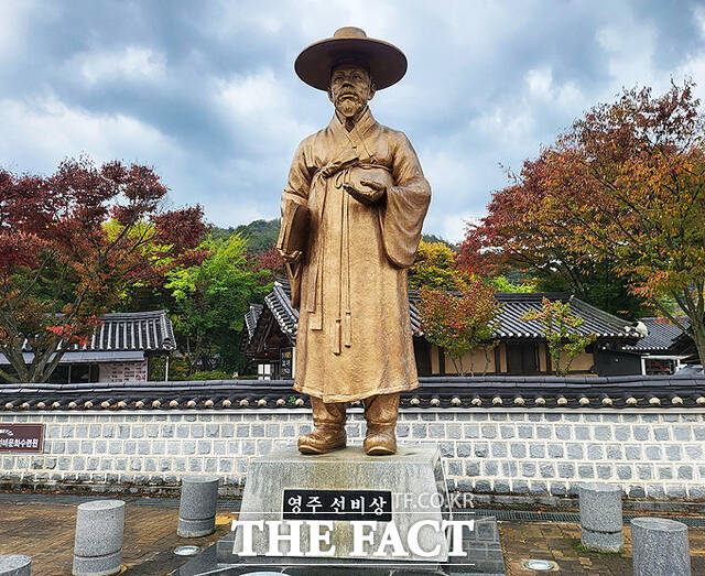 영주시 선비촌 입구에 세워진 영주선비세상 동상. /김성권 기자