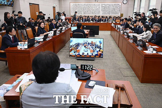 퇴장하는 국민의힘 의원들.