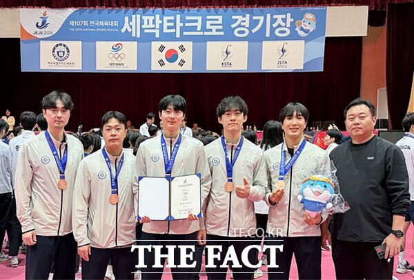 대전시 대덕구청 세팍타크팀이 20일~22일 열린 제107회 전국체육대회 남자 일반부 레구 부문에서 동메달을 획득한 후 기념 촬영을 하고 있다. /대덕구