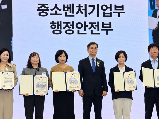이진화 한국전력 고객서비스실장(왼쪽 두번째)이 23일 열린 2026년 소상공인대회에서 행정안전부장관상을 받고 기념촬영을 하고 있다. /한국전력