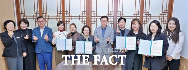 21일 골목형상점가 신규 지정서 전달식을 열고 상인회 관계자들과 기념촬영을 하고 있다. /평택시