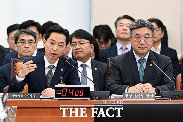 김지용 중대범죄수사청장(왼쪽)이 26일 오전 서울 여의도 국회에서 열린 행정안전위원회의 행정안전부 등에 대한 종합감사에 출석해 의원 질의에 답하고 있다. 오른쪽은 윤호중 행정안전부 장관. /국회=남용희 기자