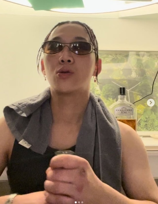 래퍼 양홍원이 결혼 직후 불거진 불륜 의혹으로 논란의 중심에 섰다. 지난 23일, 자신을 양홍원의 지인이라고 주장한 인물이 다른 여성과 모텔에 동행했다는 의혹을 제기했다. 소속사는 모텔에 함께 간 사실은 인정하면서도 객실 내 애정 행위는 없었다고 반박했다. /양홍원 SNS