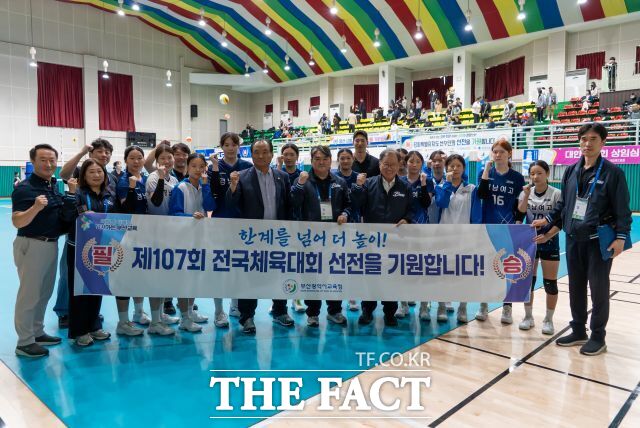 김석준 부산시교육감이 전국체전 출전 학생들과 기념사진을 찍고 있다. /부산시교육청