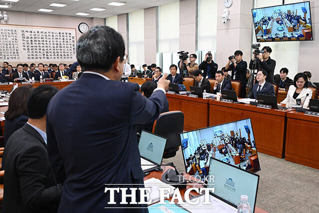 퇴장하는 국민의힘 의원들.
