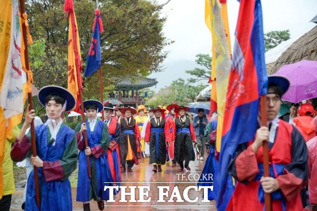 순천시 낙안읍성에서 열린 제31회 민속문화축제에 이틀간 4만 5000여 명이 방문했다. 손훈모 순천시장과 유영철 순천시의장 등이 낙안군수 부임행렬을 재현하고 있다. /순천시