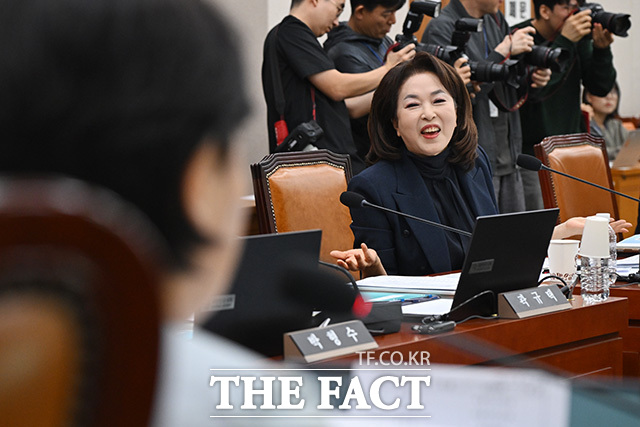 퇴장하는 국민의힘 의원들.