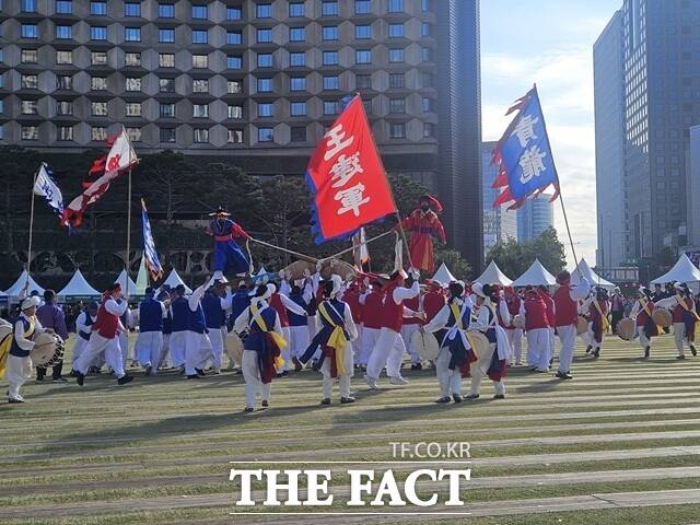 26일 오후 2시 '왔니껴 안동장터' 개막식에서는 국가무형유산인 안동차전놀이 시연이 펼쳐졌다. /김명주 기자