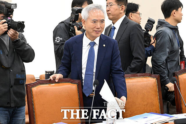 각각 법제사법위원회의 법무부 등에 대한 종합감사 참석한 박균택 의원(왼쪽)과 행정안전위원회의 행정안전부 등에 대한 종합감사 참석한 양부남 의원.