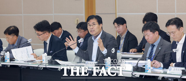 26일 전북도청 회의실에서 이원택 전북도지사(가운데)가 간부회의를 주재하며 현안을 점검하고 있다. /전북도