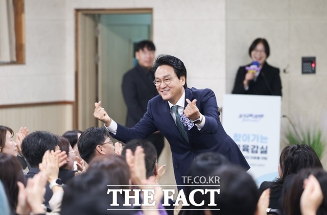 안민석 경기도교육감이 26일 평택 송탄고등학교에서 열린 찾아가는 교육감실 타운홀미팅에서 학부모들과 소통하고 있다. /경기도교육청