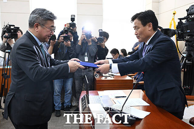 선서하는 김지용 중대범죄수사청장과 참석자들.