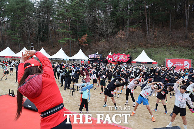 삼양식품이 24, 25일 강원도 평창군 삼양라운드힐에서 '불닭 버닝 페스타 with 페포' 트레일런 행사를 개최한 가운데 참가자들이 힘차게 출발하고 있다. /삼양식품