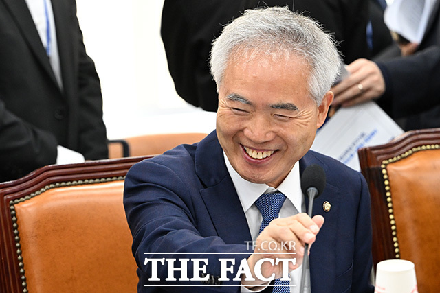 각각 법제사법위원회의 법무부 등에 대한 종합감사 참석한 박균택 의원(왼쪽)과 행정안전위원회의 행정안전부 등에 대한 종합감사 참석한 양부남 의원.