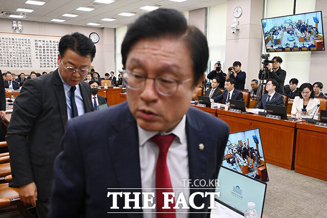 퇴장하는 국민의힘 의원들.