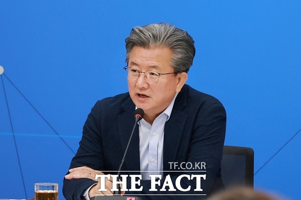 정용래 대전시 유성구청장이 26일 주간간부회의를 주재하고 있다. /대전시 유성구