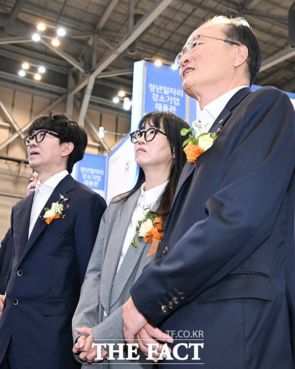 장항준 감독과 김은희 작가, 이환주 KB국민은행장이 참여 업체 관계자로부터 설명을 듣고 있다.