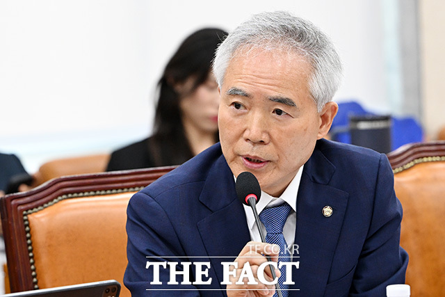 각각 법제사법위원회의 법무부 등에 대한 종합감사 참석한 박균택 의원(왼쪽)과 행정안전위원회의 행정안전부 등에 대한 종합감사 참석한 양부남 의원.