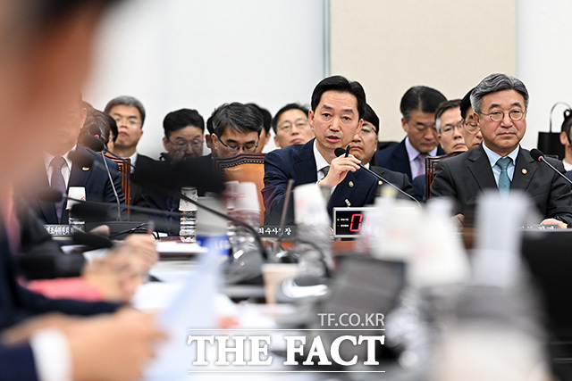 선서하는 김지용 중대범죄수사청장과 참석자들.