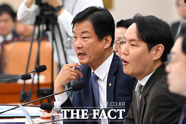 각각 법제사법위원회의 법무부 등에 대한 종합감사 참석한 박균택 의원(왼쪽)과 행정안전위원회의 행정안전부 등에 대한 종합감사 참석한 양부남 의원.