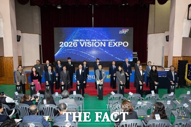 23일 전주비전대학교 나래관에서 열린 개교 50주년 기념 '2026 VISION EXPO(졸업작품전)'에서 우병훈 전주비전대 총장 등 참석자들이 기념 촬영을 하고 있다. /전주비전대
