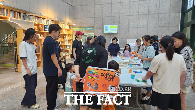성남시 수정노인종합복지관에서 어린이와 어르신 등 지역주민들이 탄소중립 선도 사업 '쓰담쓰담 성남'의 일환으로 커피박을 활용한 환경교육에 참여하고 있다. /성남시