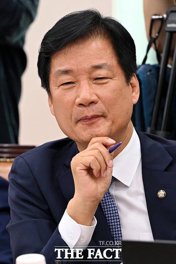 각각 법제사법위원회의 법무부 등에 대한 종합감사 참석한 박균택 의원(왼쪽)과 행정안전위원회의 행정안전부 등에 대한 종합감사 참석한 양부남 의원.