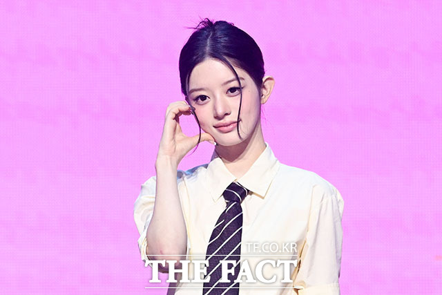 그룹 아일릿(ILLIT)의 윤아와 원희, 민주, 이로하(왼쪽부터)가 26일 오후 서울 용산구 블루스퀘어 우리WON뱅킹홀에서 열린 미니 5집 ‘BREAK EVEN(브레이크 이븐)’ 발매 기념 미디어 쇼케이스에 참석해 포즈를 취하고 있다. /서예원 기자