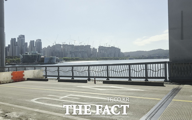 26일 낮 잠수교에서는 차도와 자전거 도로를 구분하던 조형물을 제거하는 공사가 진행되고 있다. 차가 가리는 것 없이 한강이 선명하게 보인다. /서울=오승혁 기자