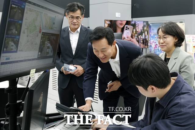 오세훈 서울시장이 26일 서울 양천구 CCTV관제센터에서 동행안심벨 서비스 시연을 살펴보고 있다. /서울시
