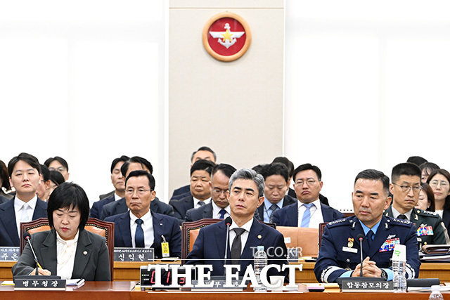 홍소영 병무청장과 강신철 국방부 장관, 진영승 합동참모의장(앞줄 왼쪽부터)이 26일 오후 서울 여의도 국회에서 열린 국방위원회의 국방부 등에 대한 종합감사에서 의원 질의를 듣고 있다. /남용희 기자