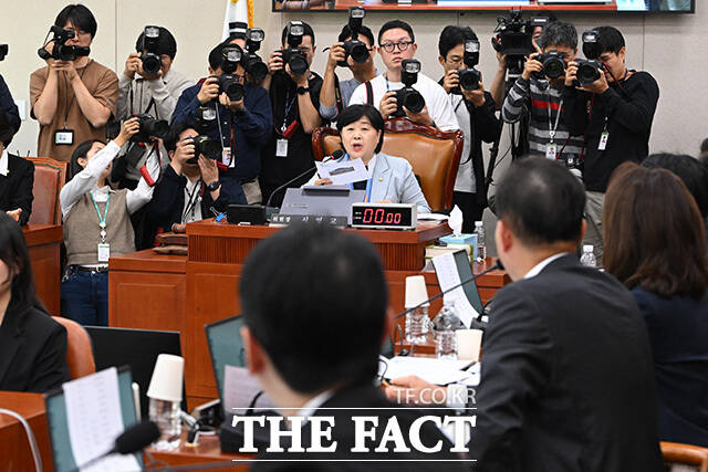 김 여사 골프 관련 영상 재생 문제로 언쟁하는 서영교 위원장과 국민의힘 의원들.