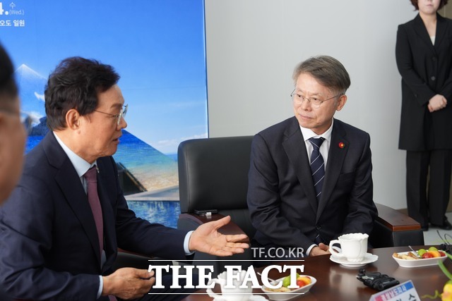 민형배 전남광주시장(오른쪽)이 26일 여수세계섬박람회조직위 사무실에서 박완수 경남도지사와 환담을 나누고 있다. /전남광주시