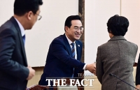  교육부 차관과 인사 나누는 박홍근 기획예산처 장관 [포토]