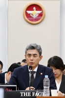  종합감사 출석해 의원 질의에 답하는 강신철 장관 [포토]