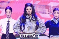  아일릿 원희, 호루라기 불며 '널 체포하겠어' [TF사진관]