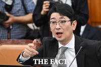  '김혜경 여사 황제 골프' 의혹 영상 국감장 재생 불허…항의하는 주진우 의원 [TF사진관]