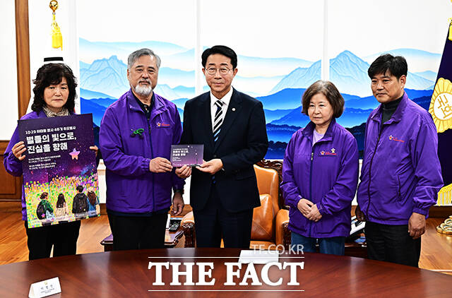 이정민 이태원 참사 유가족협의회 운영위원장(왼쪽 두번째)이 27일 오후 서울 여의도 국회에서 조정식 국회의장(가운데)을 찾아 '이태원 참사 4주기 기억식' 초대장을 전달하고 있다. /국회=배정한 기자