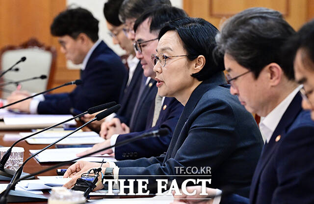 한성숙 국무총리가 27일 오후 서울 종로구 정부서울청사에서 열린 제4차 범부처 주택 신속공급 점검회의에 참석해 모두발언을 하고 있다. /임영무 기자