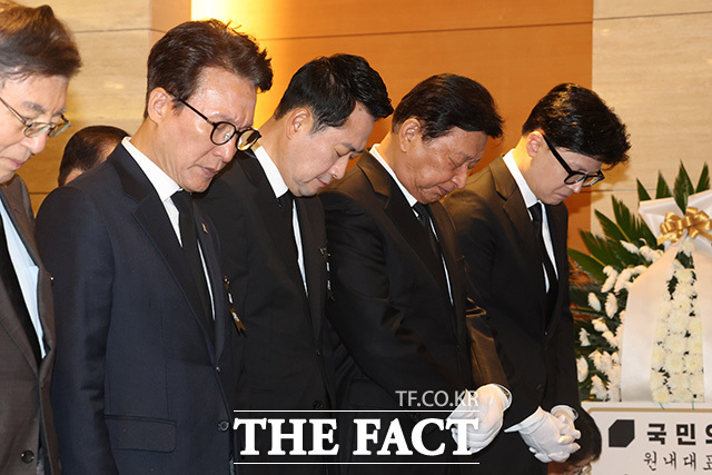 헌화하는 김민석 더불어민주당 대표(왼쪽)와 장동혁 국민의힘 대표.