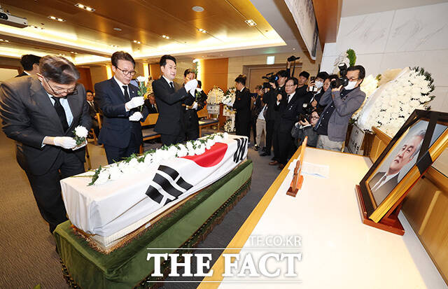 헌화하는 김민석 더불어민주당 대표(왼쪽)와 장동혁 국민의힘 대표.