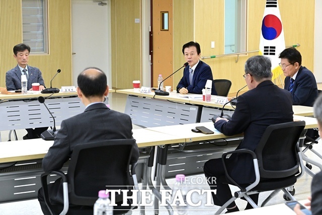 조규일 진주시장이 27일 충무공동 복합혁신센터 2층 대회의실에서 ‘2026년 경남 진주 혁신도시 이전 공공기관 기관장협의회 정례회’를 갖고 있다. /진주시