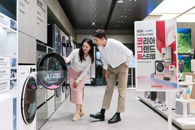 LG전자 베스트샵에서 고객들이 올레드 TV, 워시콤보 등 다양한 가전제품들을 살펴보고 있다. /LG전자
